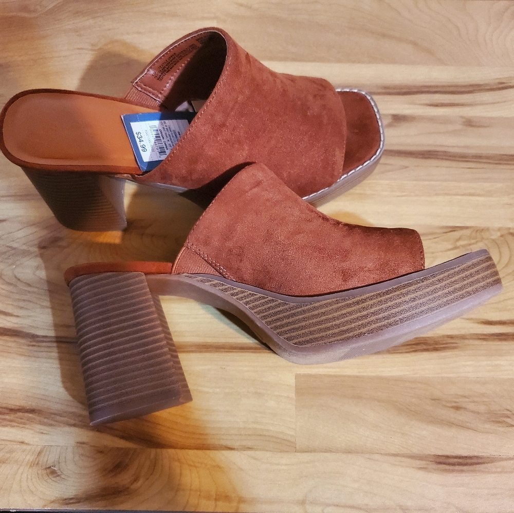 Women's brand new platform sandals. Brown color.